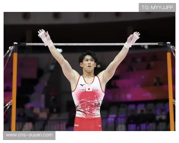 日本选手桥本大辉单杠决赛中穿转体360偏离倒立，下法站稳获高分
