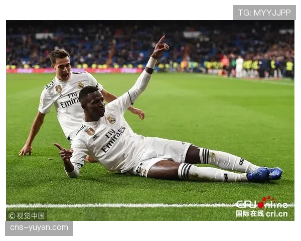 特写：维尼修斯边路抢断后长途奔袭60米助攻，点燃伯纳乌